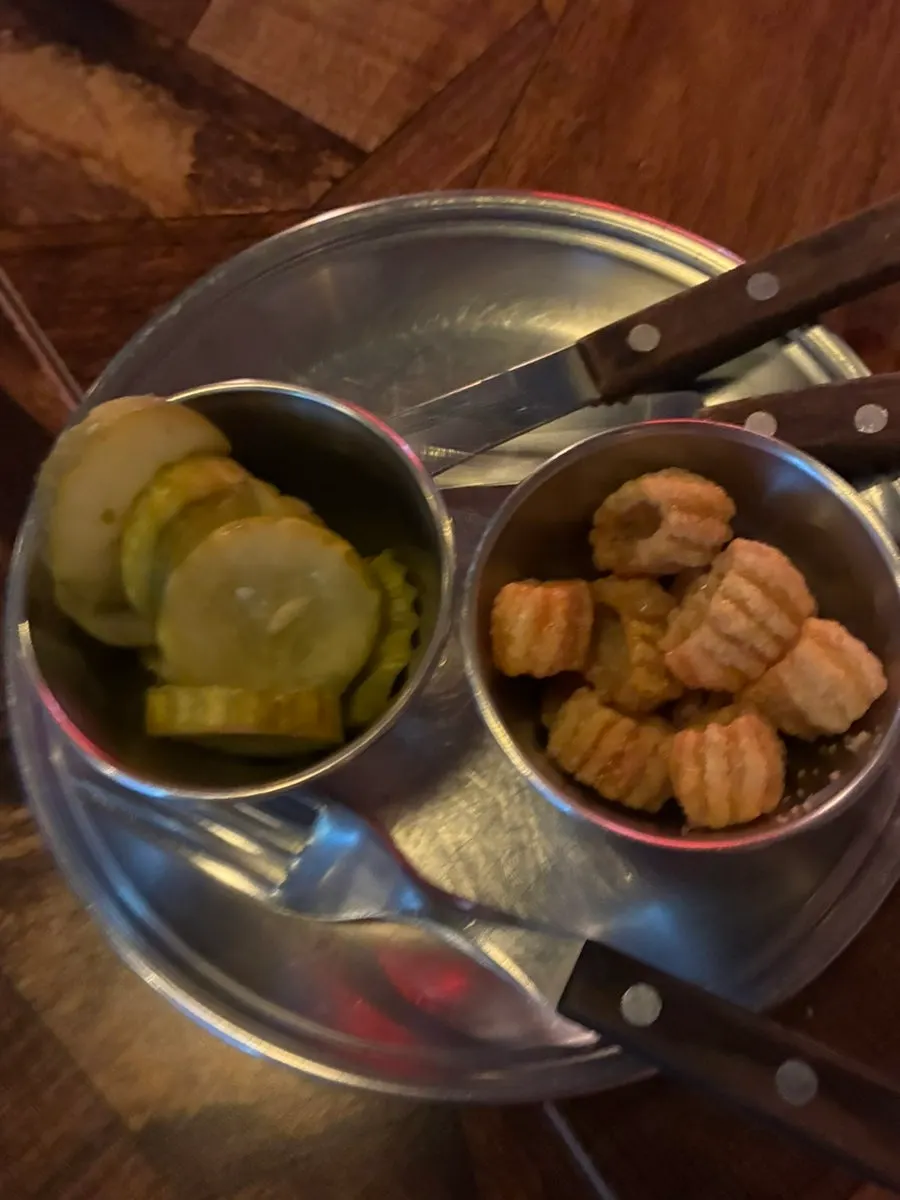 저녁 시간 손님으로 찬 디디스피자펍 좌석