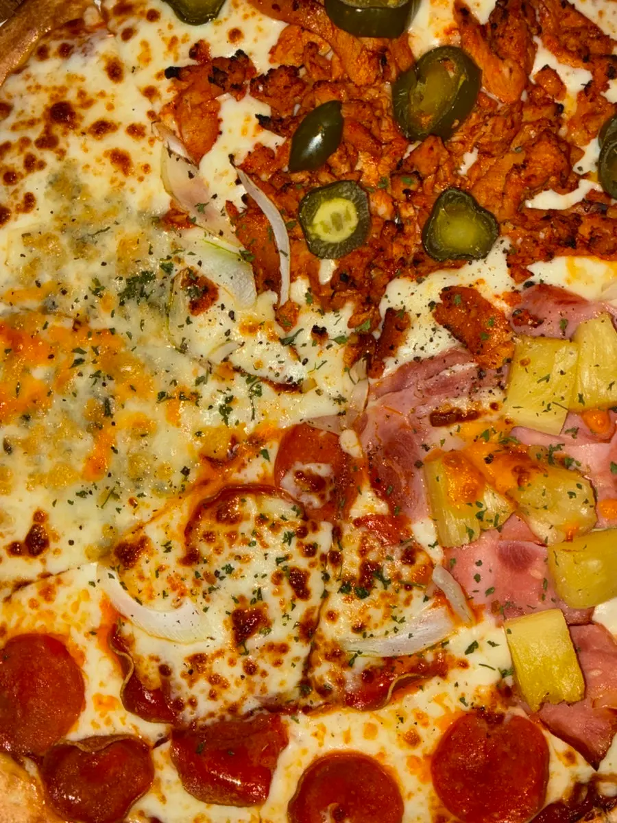 치즈가 듬뿍 올라간 4가지 맛 씬피자