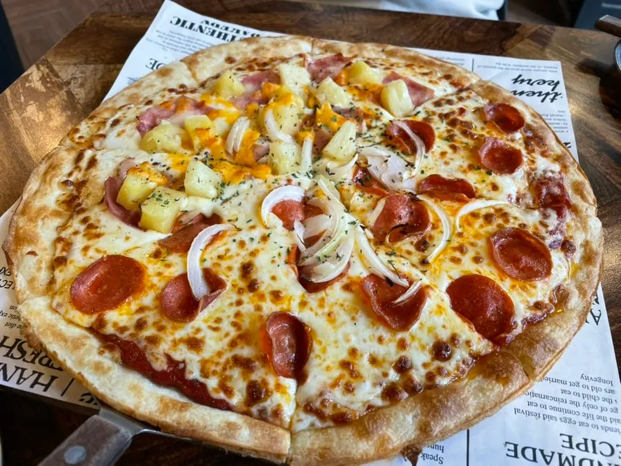 Whole pepperoni-hawaiian half-and-half thin pizza