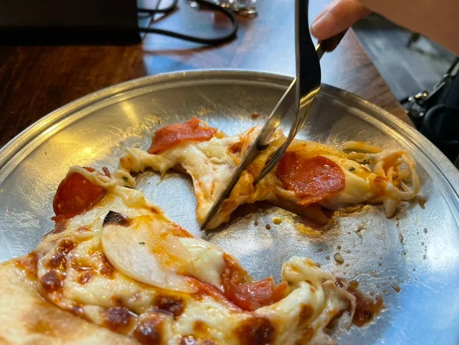 Table at a pizza spot on a Jongno meal route