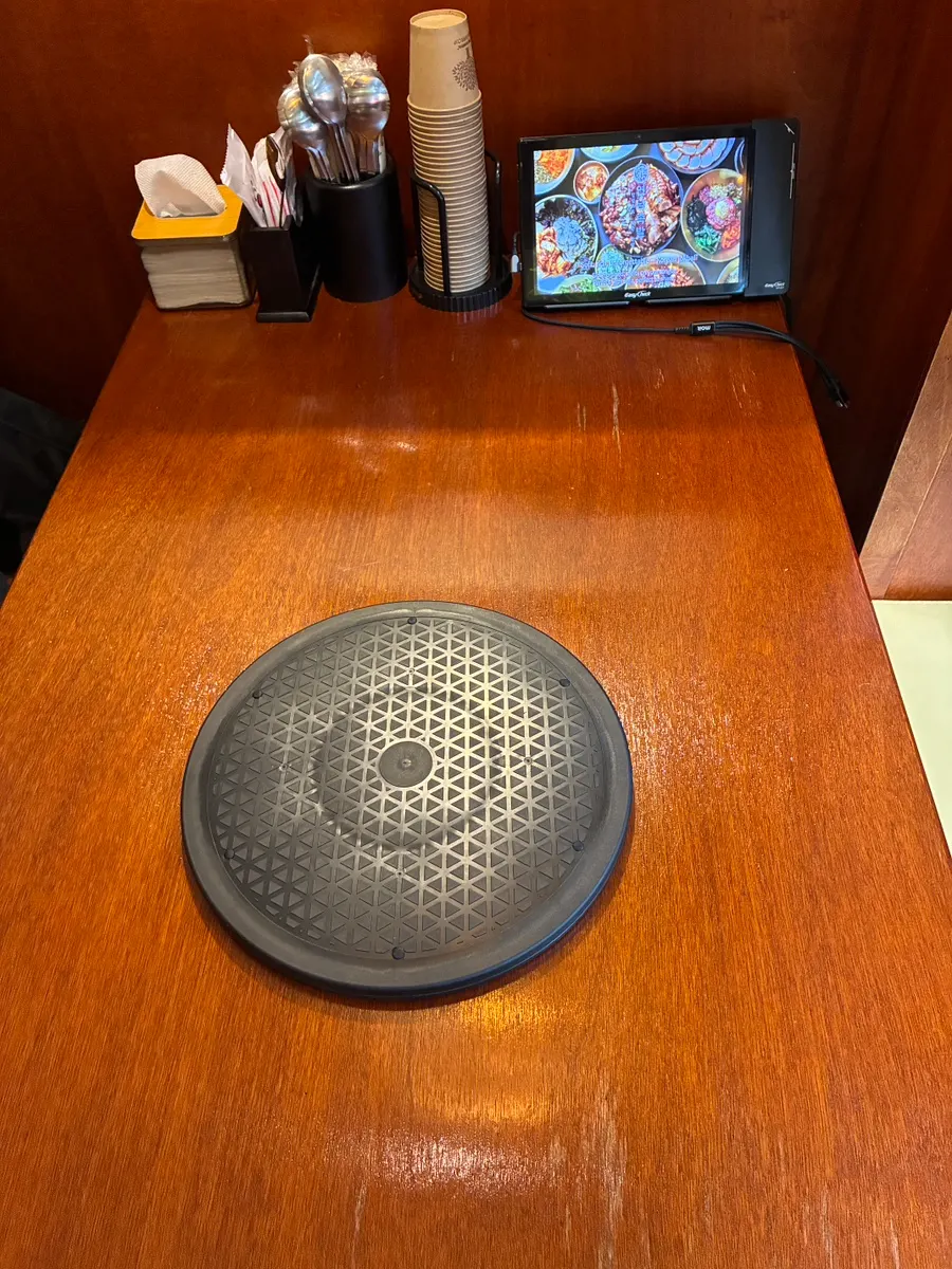 Papan putar hitam di atas meja