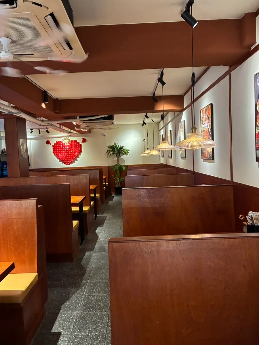 Kerusi kedai yang tersusun kemas