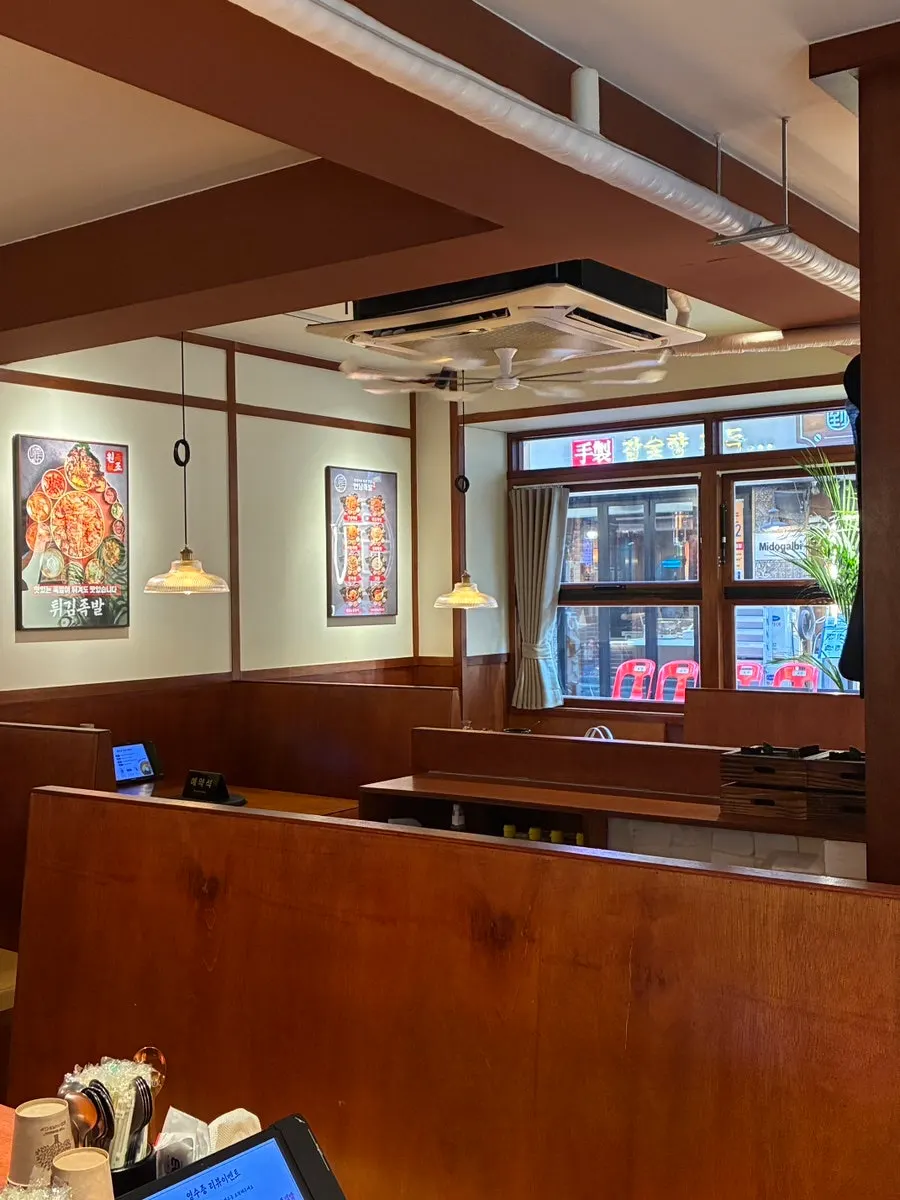 Hiasan dalaman kedai