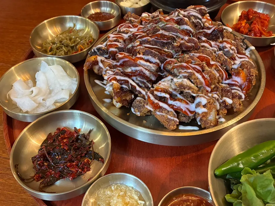 Set jokbal goreng yang memenuhi meja