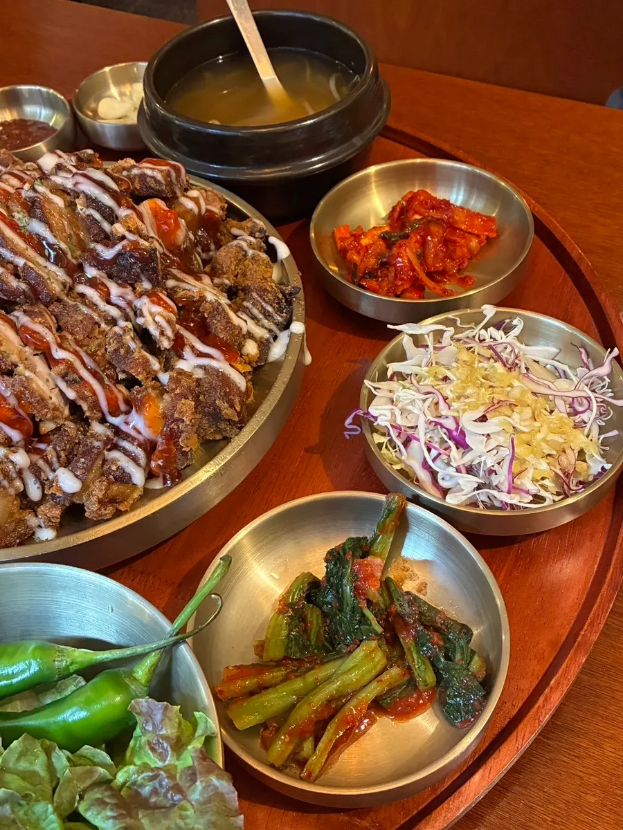 Set dengan salad, kimchi dan lobak jeruk tersusun bulat
