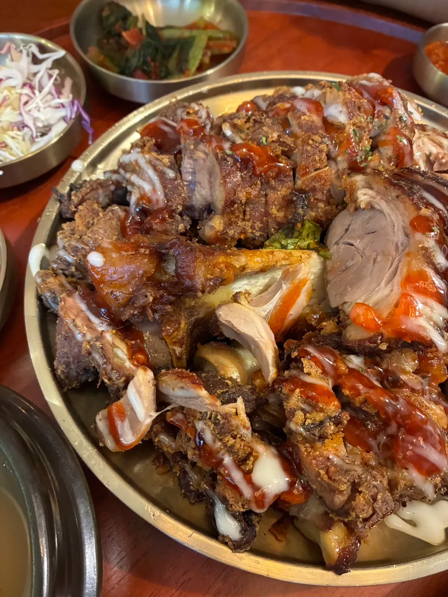 Pinggan jokbal goreng disirami sos