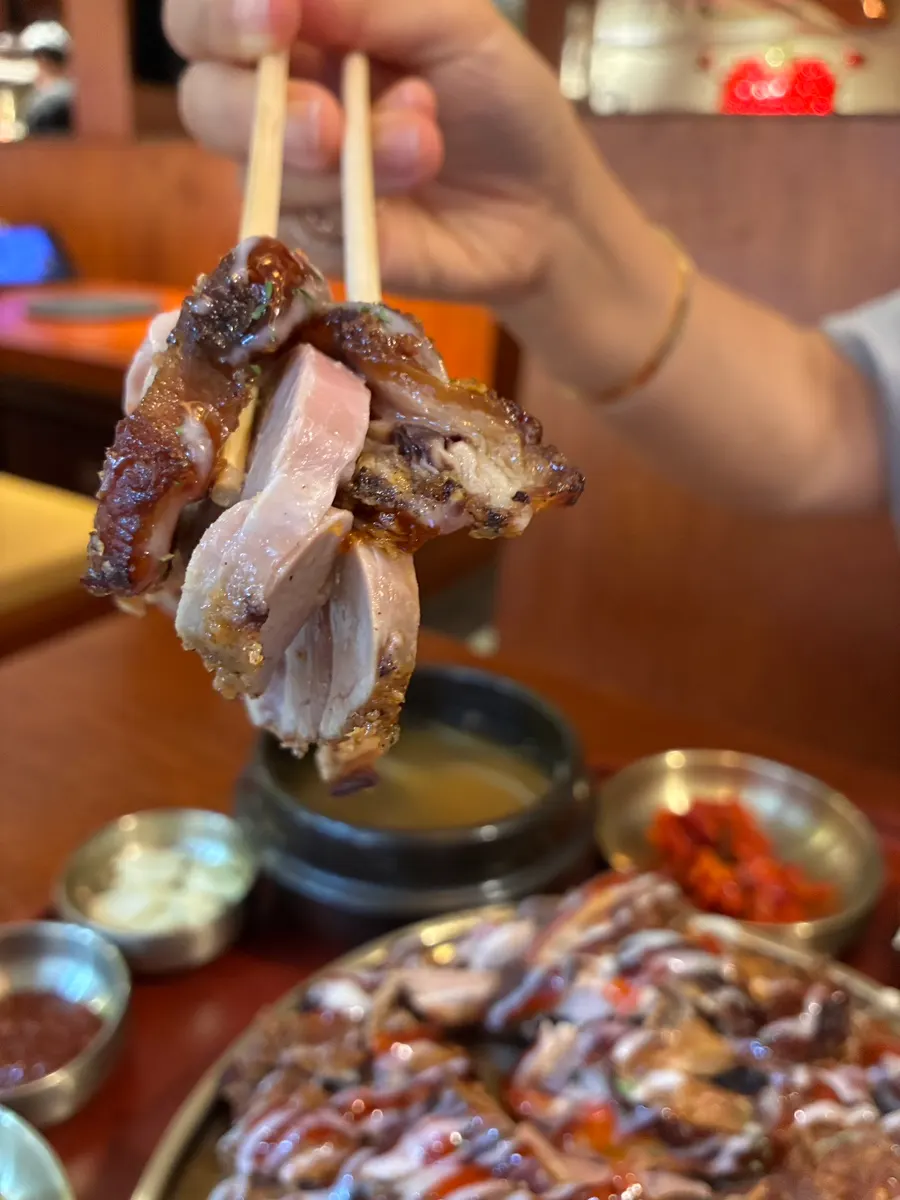 Jokbal goreng bersama lauk sampingan
