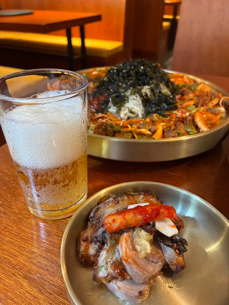 Sesuap jokbal goreng dibalut dengan mi kekapa
