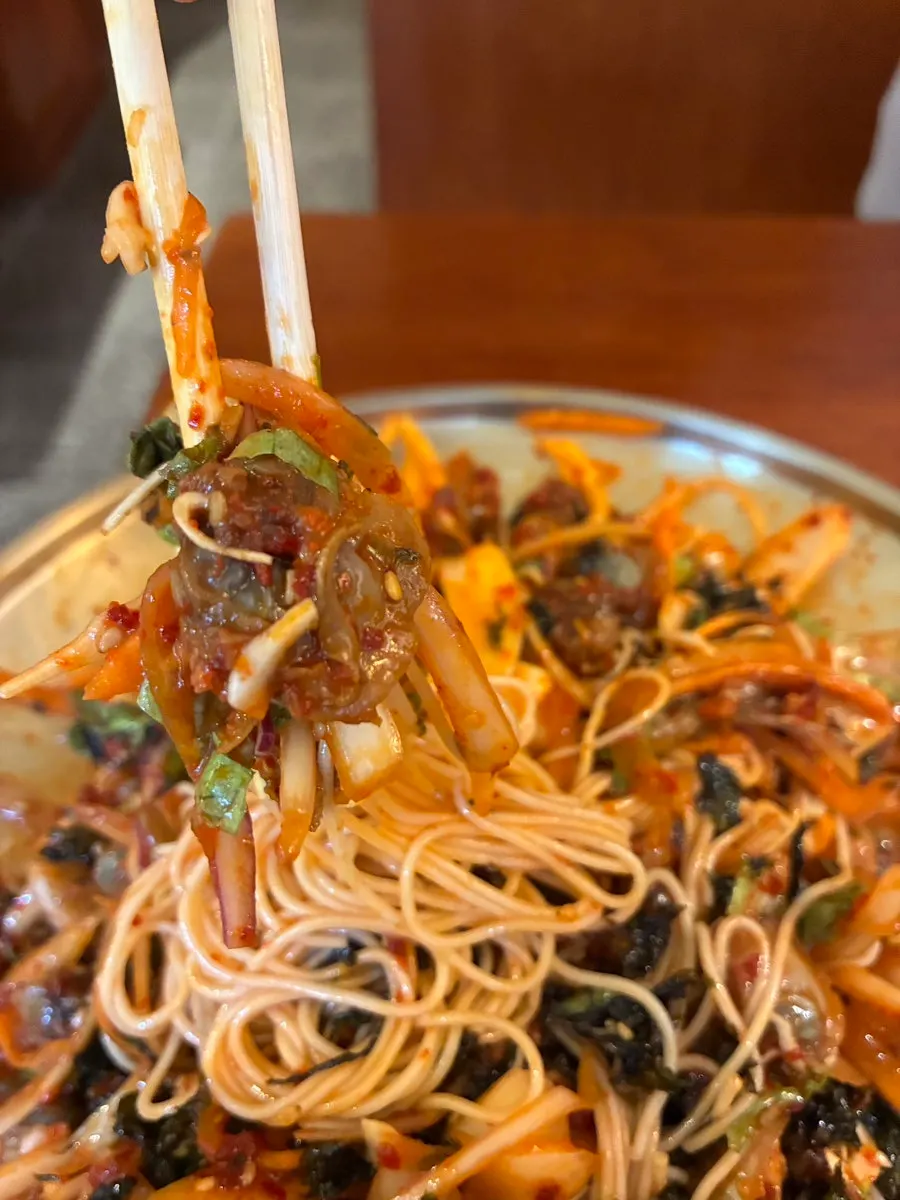 Jokbal goreng dan mi kekapa bibim disajikan bersama
