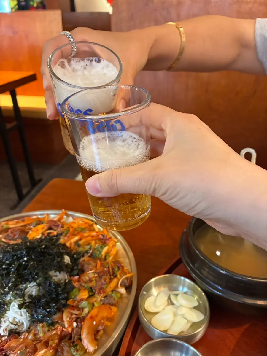 Jokbal goreng bersama segelas bir sejuk