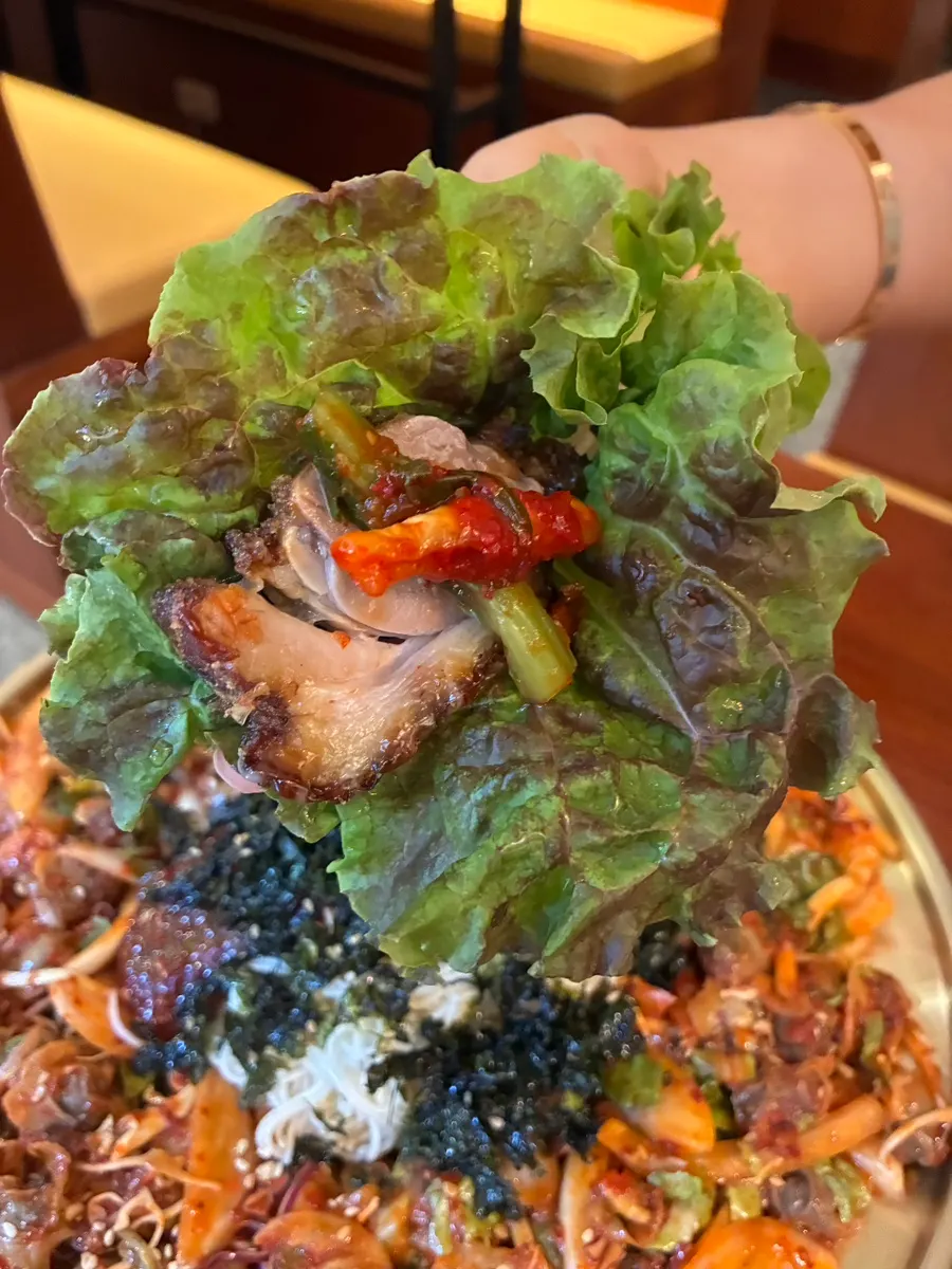 Salad dibalut dengan jokbal goreng