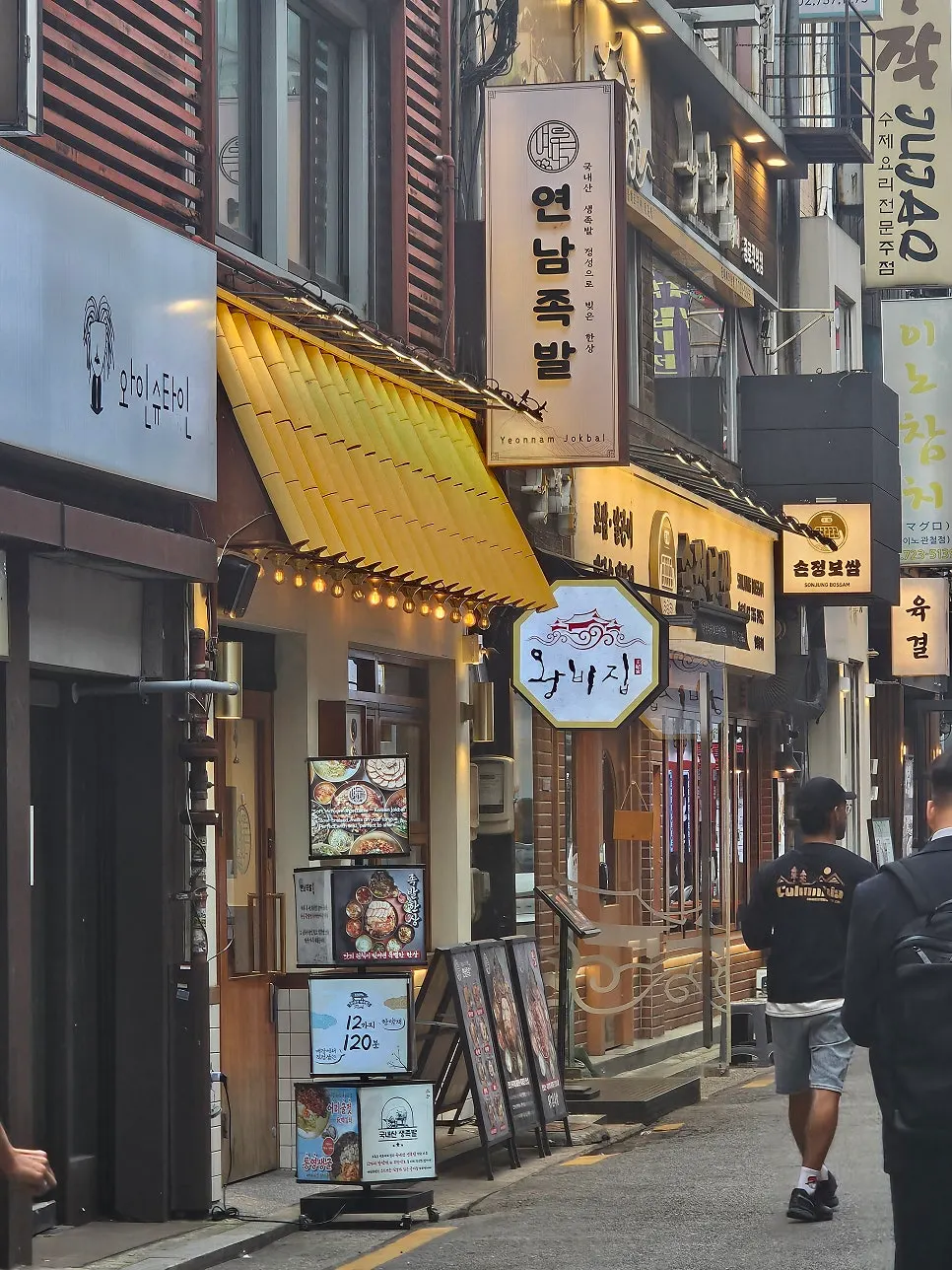 Restaurant visible from an alley near Jonggak Station