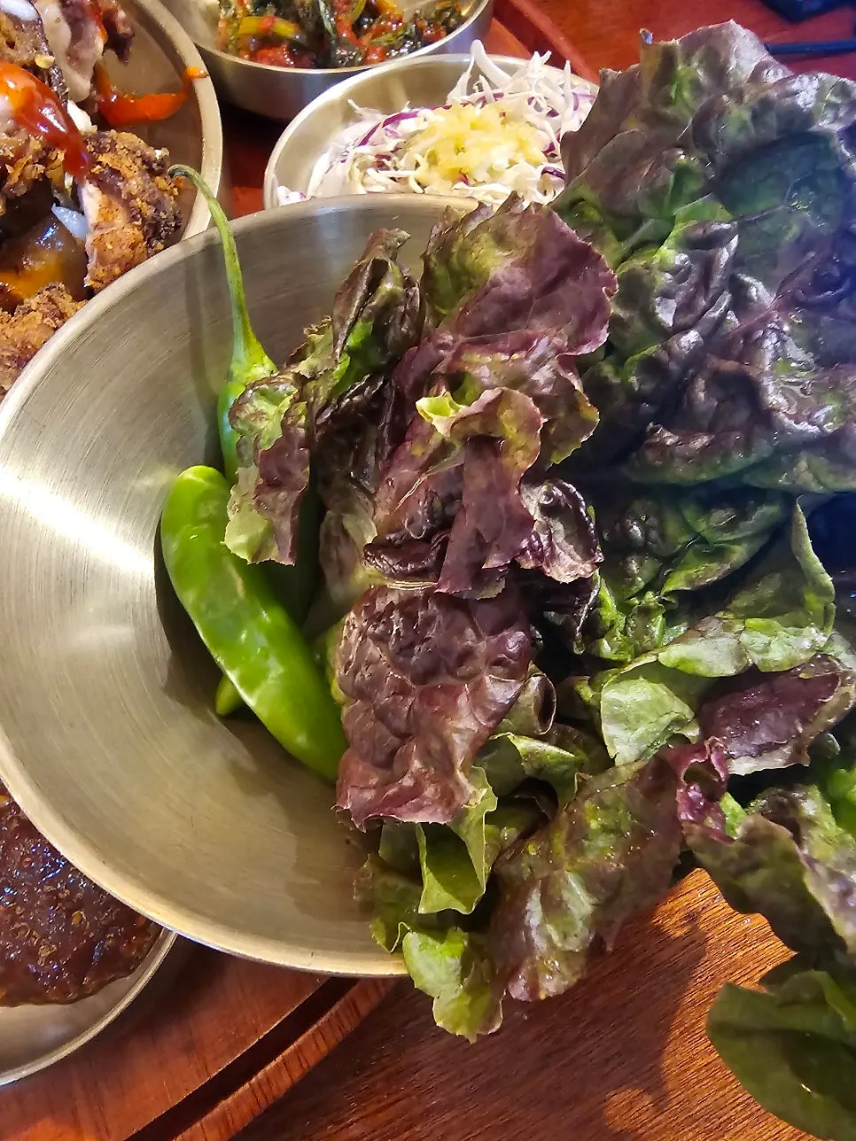 Lettuce and peppers served with fried jokbal