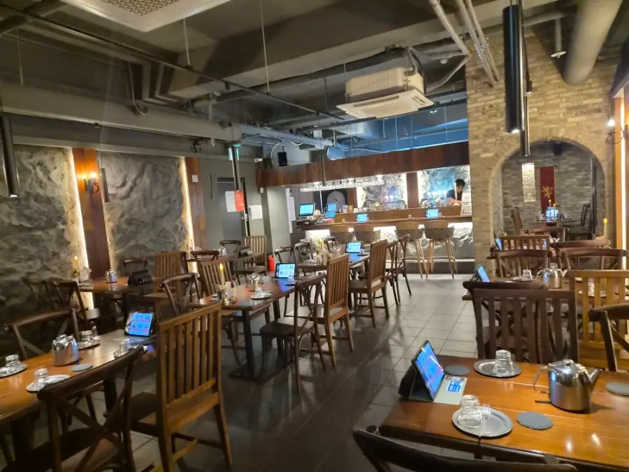 요리주점 테이블 좌석 전경