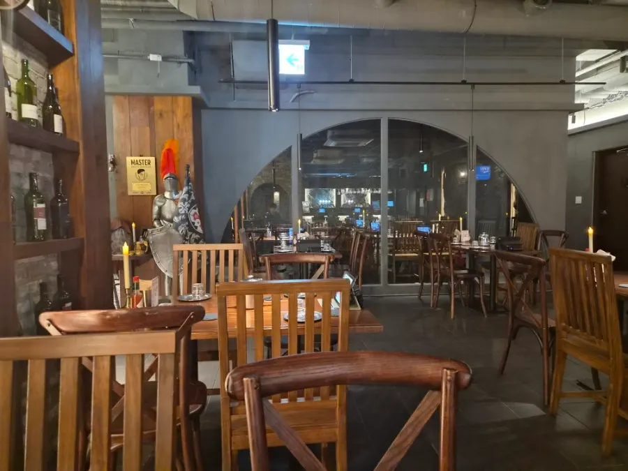 어두운 조명의 술집 홀 분위기