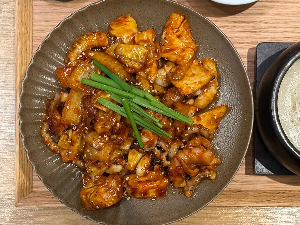 매콤한 양념의 통낙지볶음 클로즈업