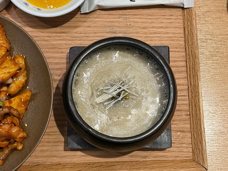 낙지볶음과 양배추 곁들인 한 입