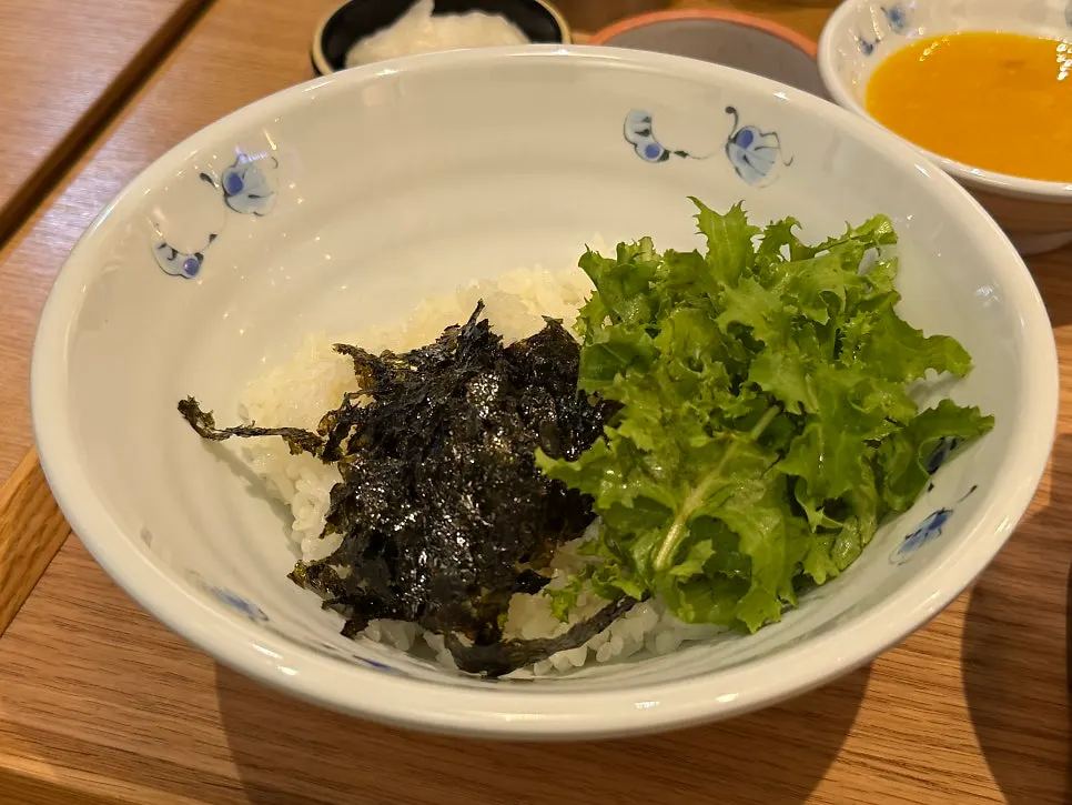 김가루와 치커리 올린 밥에 낙지 양념 비비기