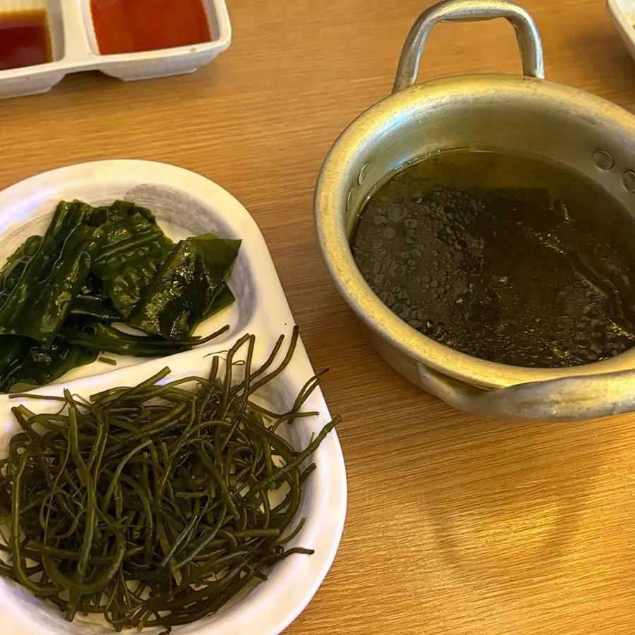 Seaweed soup and seaweed served as basic side dishes