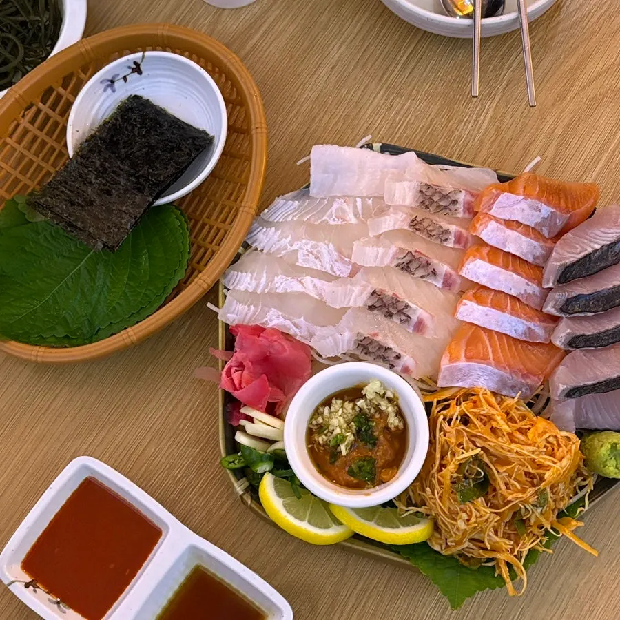 Thickly sliced aged salmon and mackerel sashimi