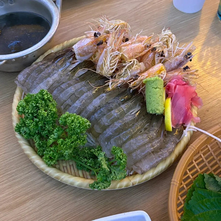 Seasonal raw shrimp sashimi with heads fried separately
