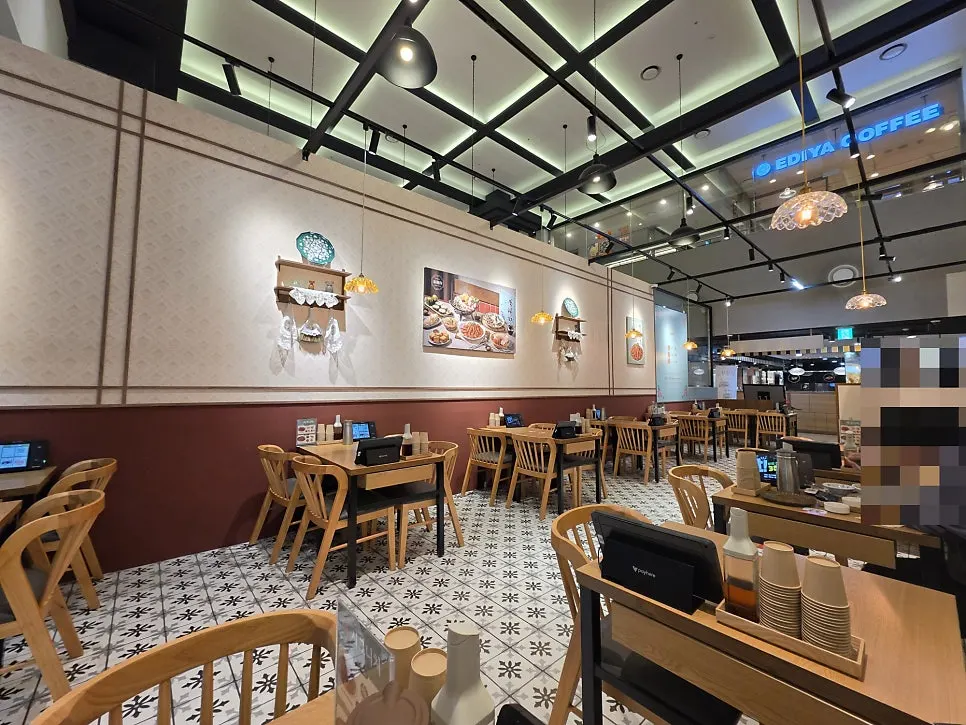 Interior seating at Bonghyejane Jubang Jongno Tower branch