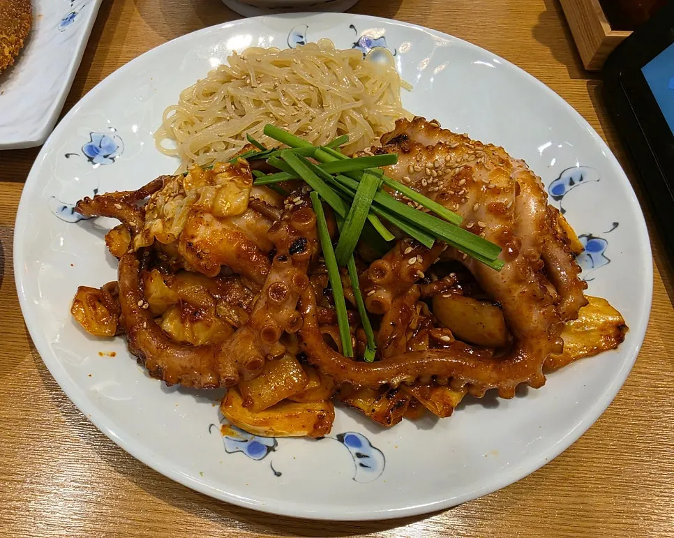 Main dish: flame-grilled whole octopus stir-fry