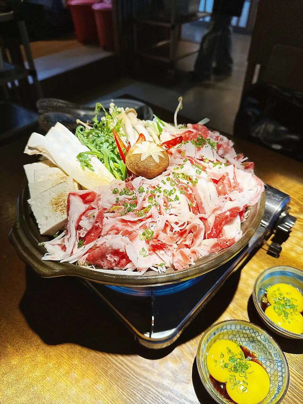 야채가 푸짐하게 담긴 스끼야끼 상차림