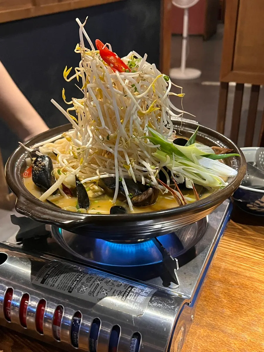 Pot of Nagasaki champon tang piled high with bean sprouts