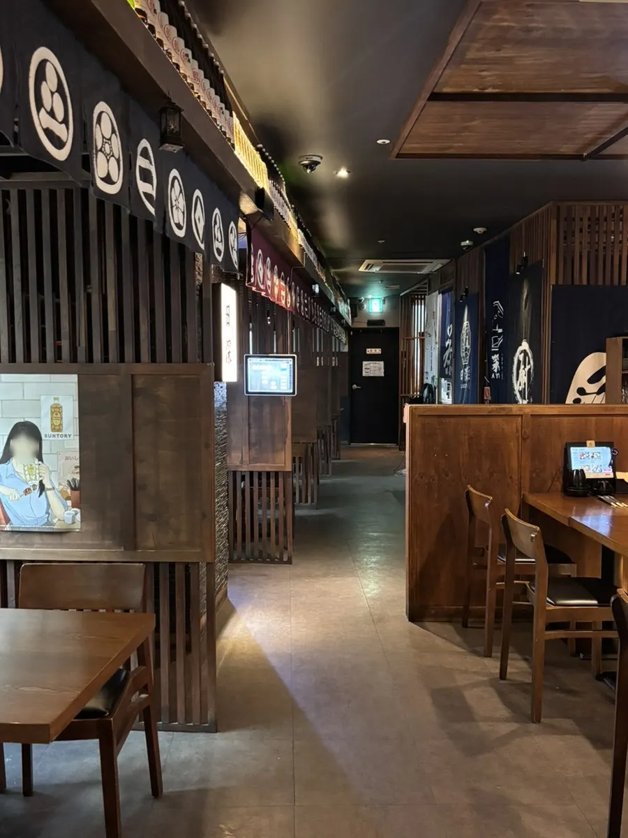 イルシム店頭のウェイティング用椅子と今日の刺身案内