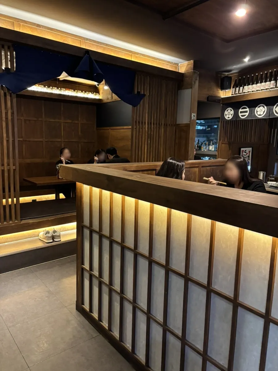 照明を落としたイルシムの店内