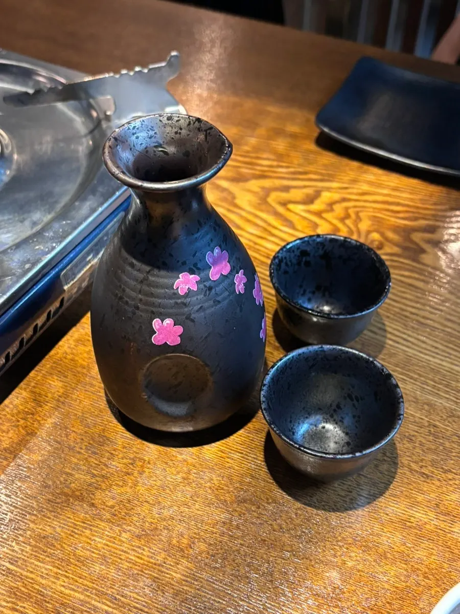 基本のおつまみ枝豆と徳利、お猪口