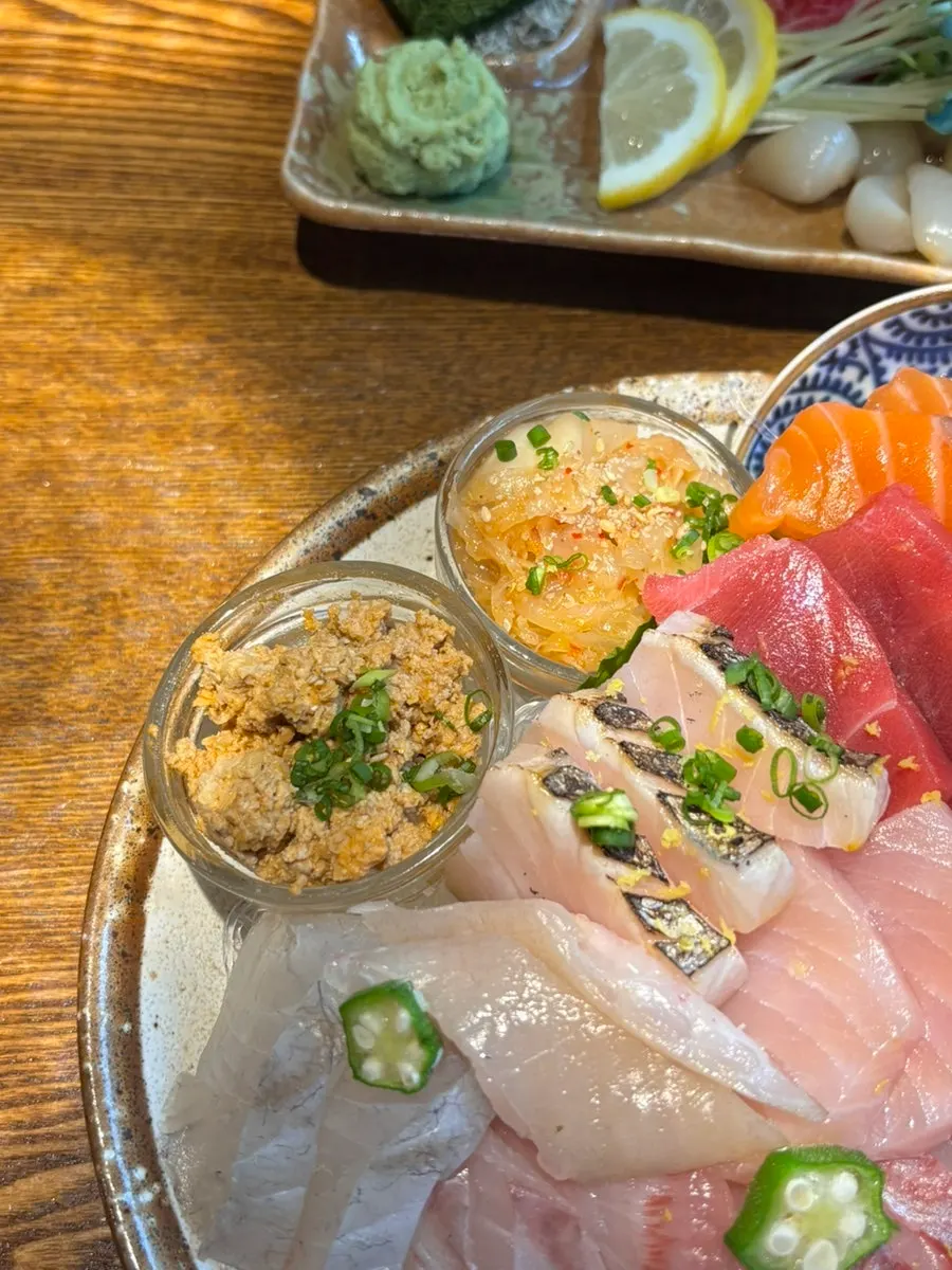旬の刺身盛り合わせのクローズアップ