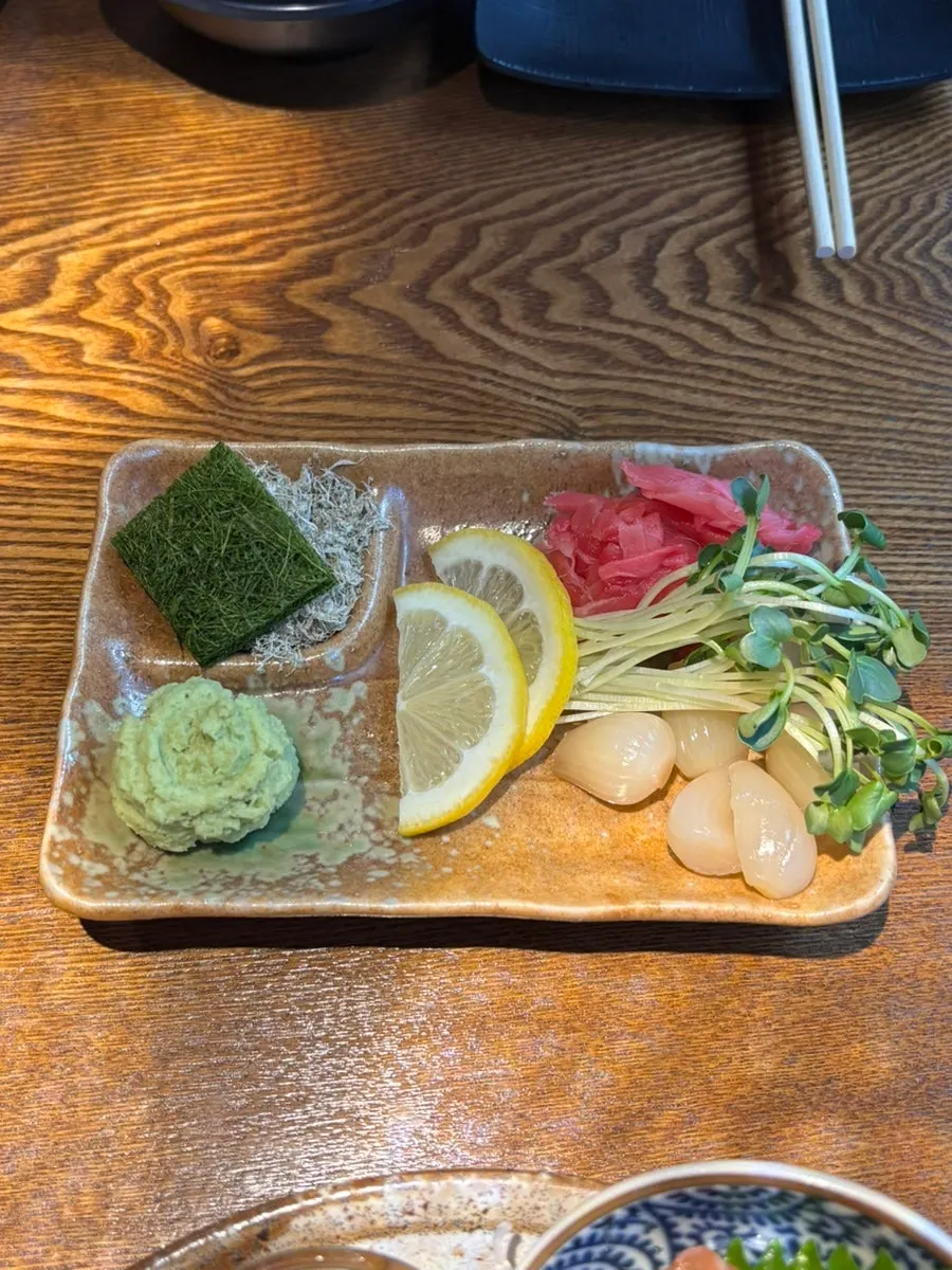 白身魚の刺身一切れのクローズアップ