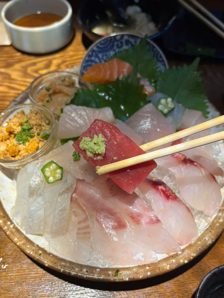 あん肝が添えられた刺身の皿