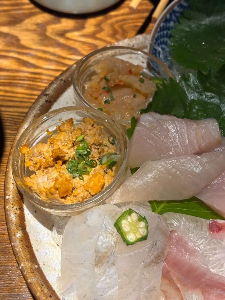 熟成キムチと一緒に食べる刺身一切れ