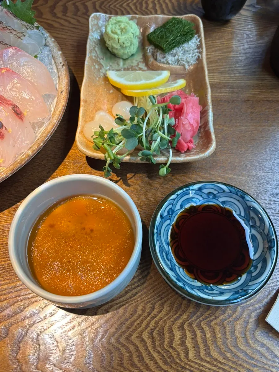 煮立つもつ鍋の澄んだスープ