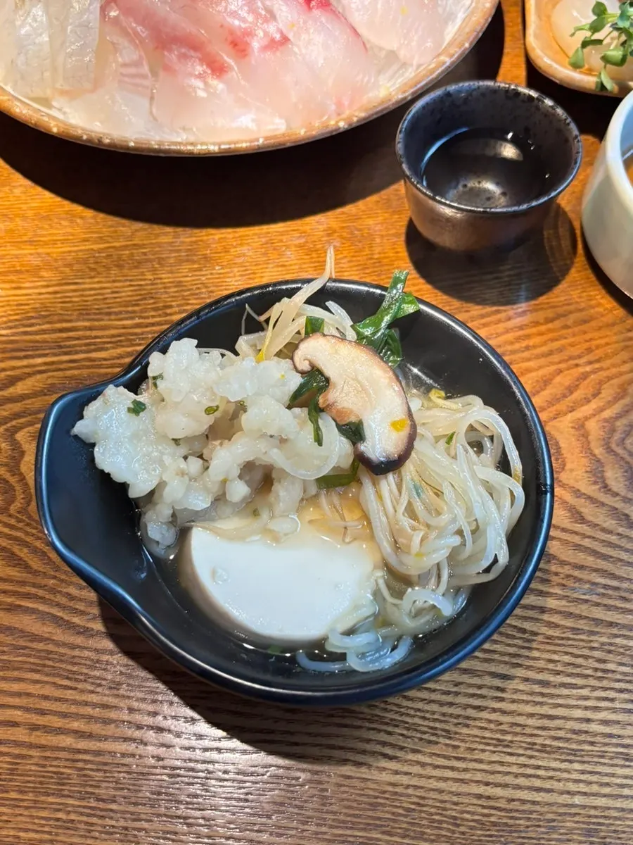 もつ鍋の大腸とオレンジ色の酸味ソース