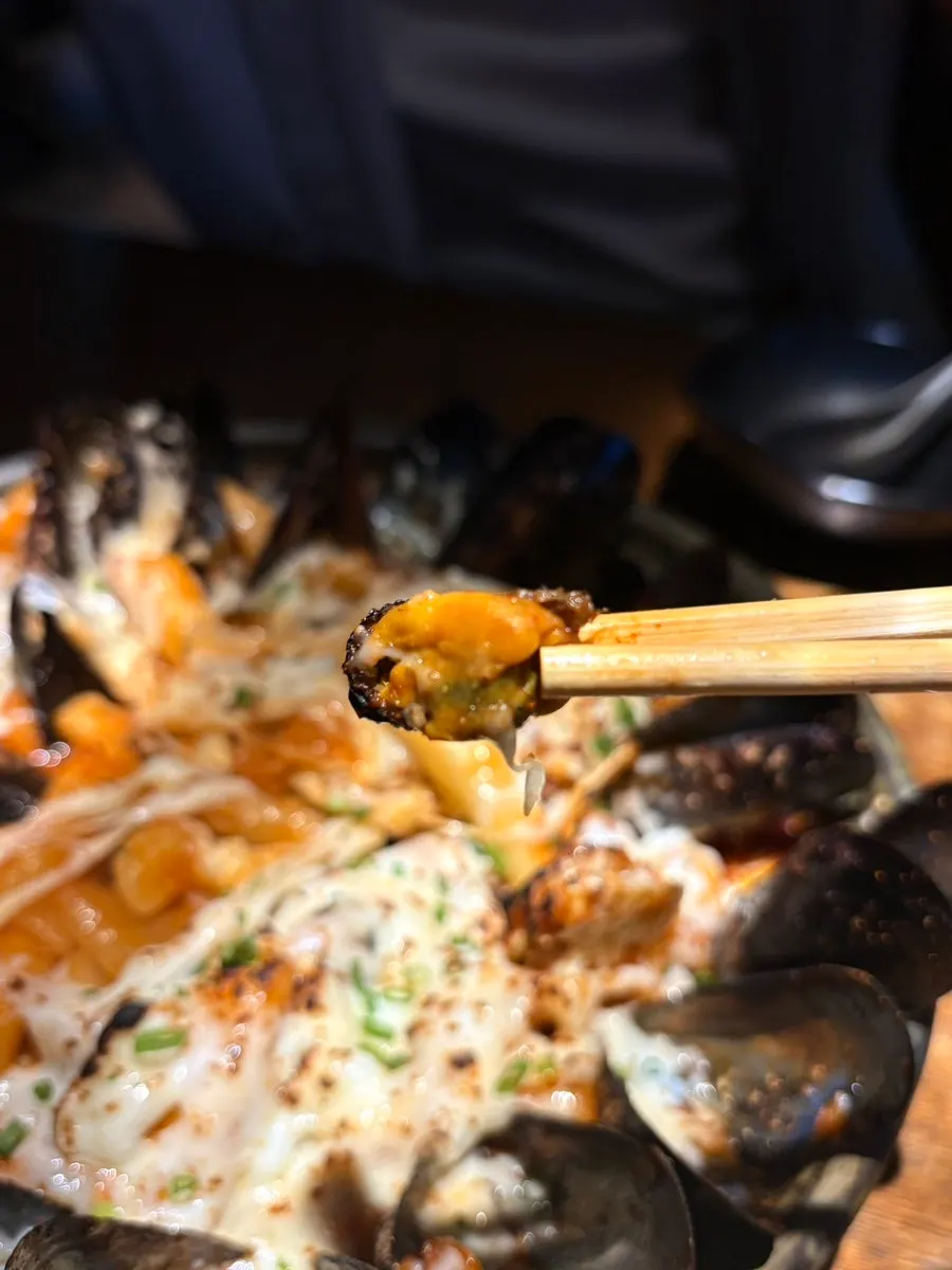 Cheese stretching off the seafood cheese tteokbokki