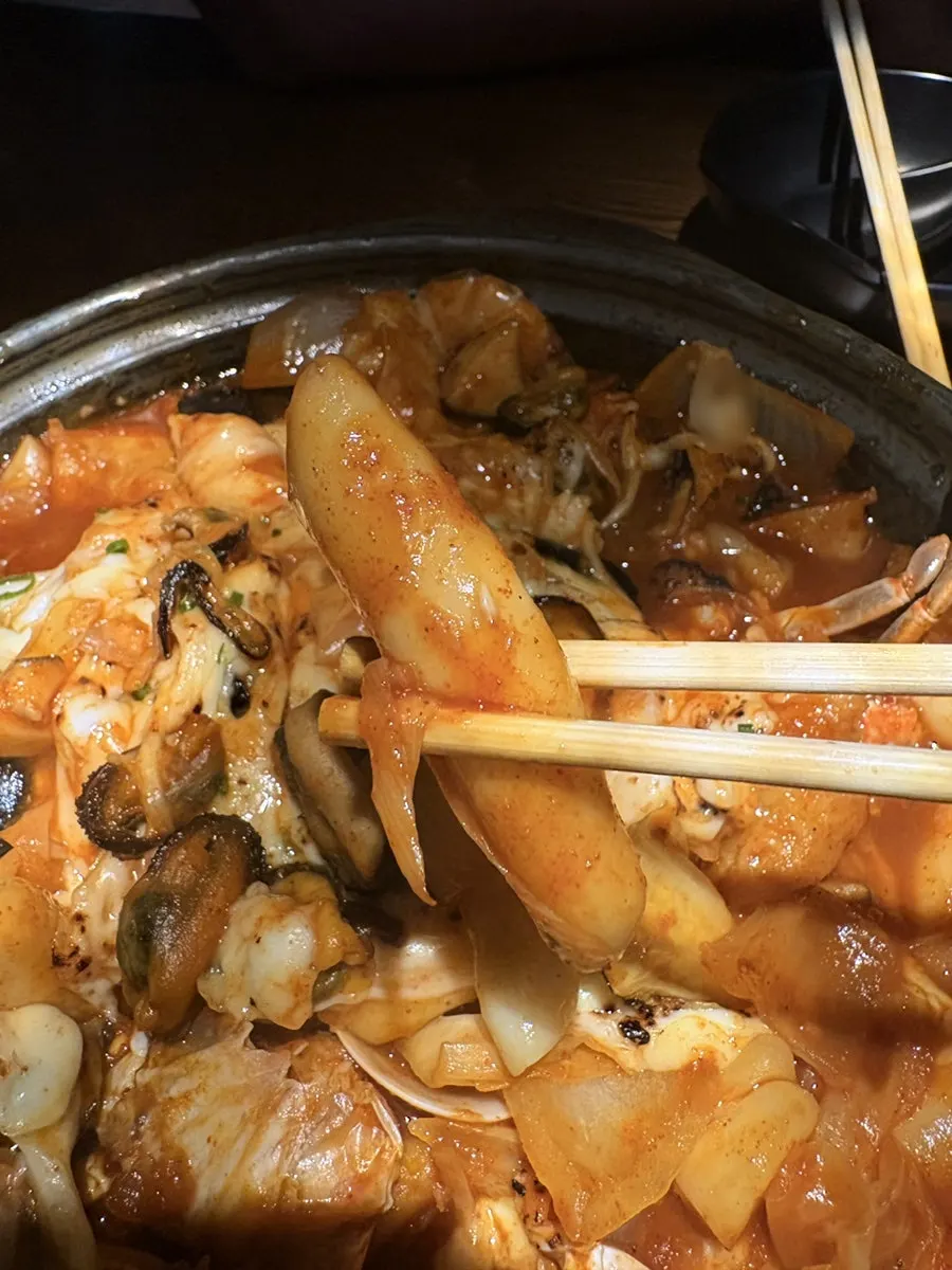 Mussels and shrimp in the seafood cheese tteokbokki