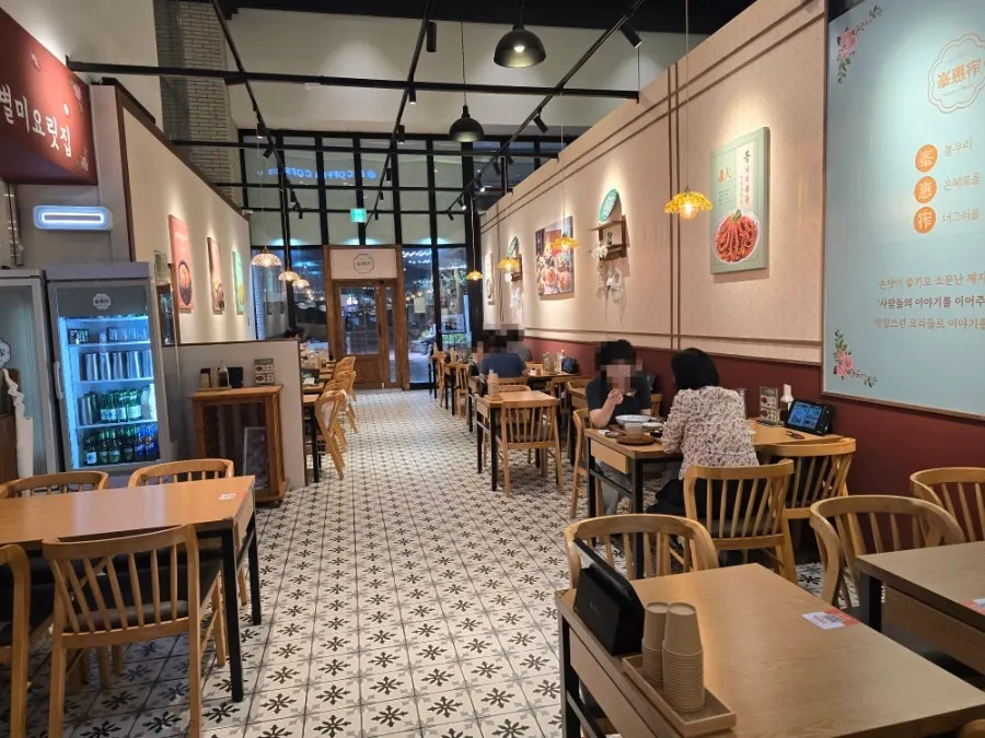 View of the dining tables at Bonghyejane Jubang Jongno Tower branch