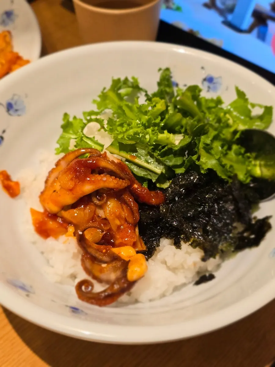 Over-rice bowl made with octopus and sesame oil
