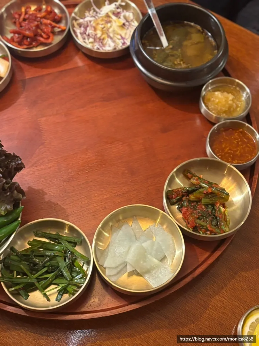 Jokbal set meal with side dishes