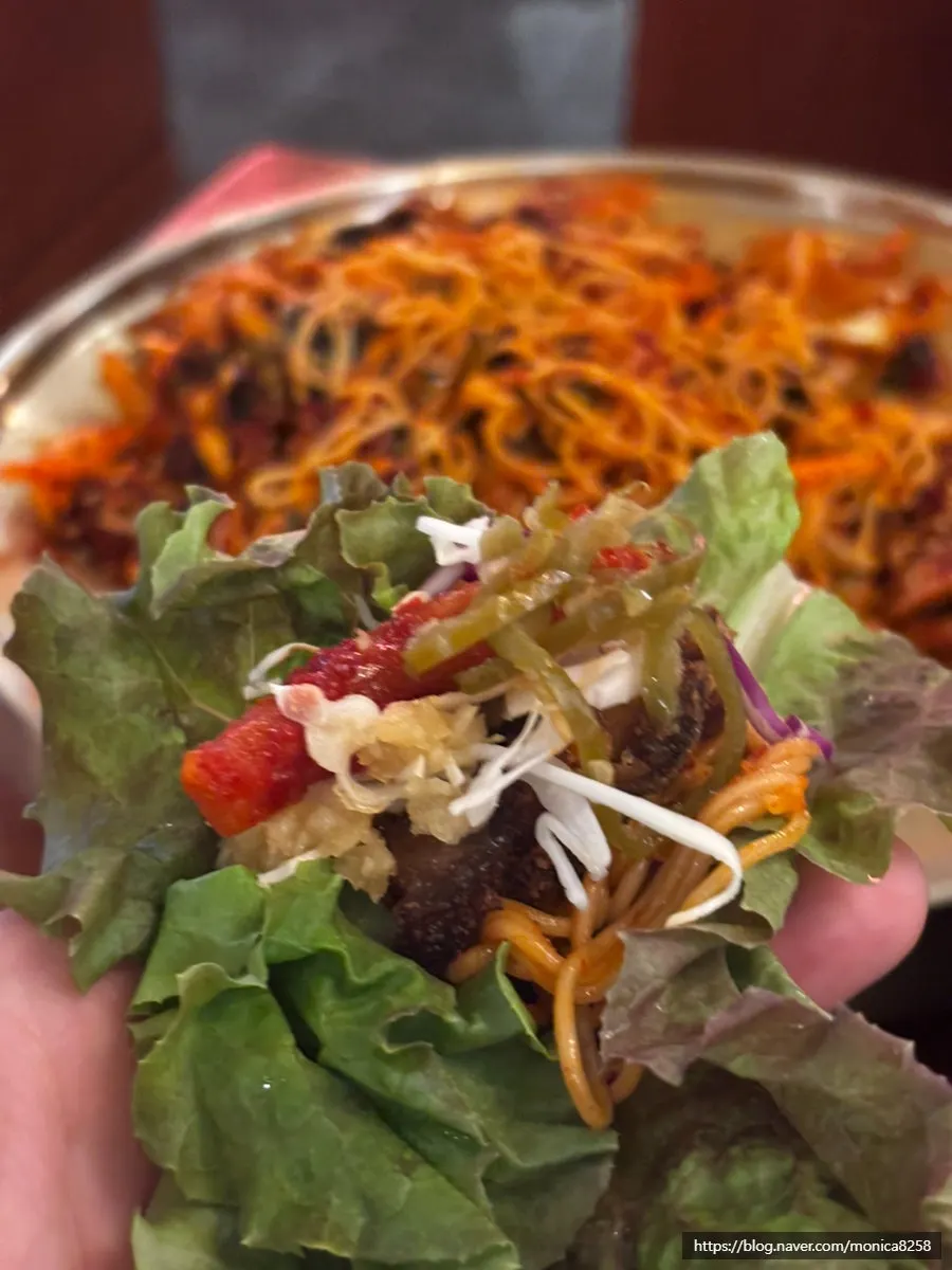 Side-dish spread for the jokbal set meal