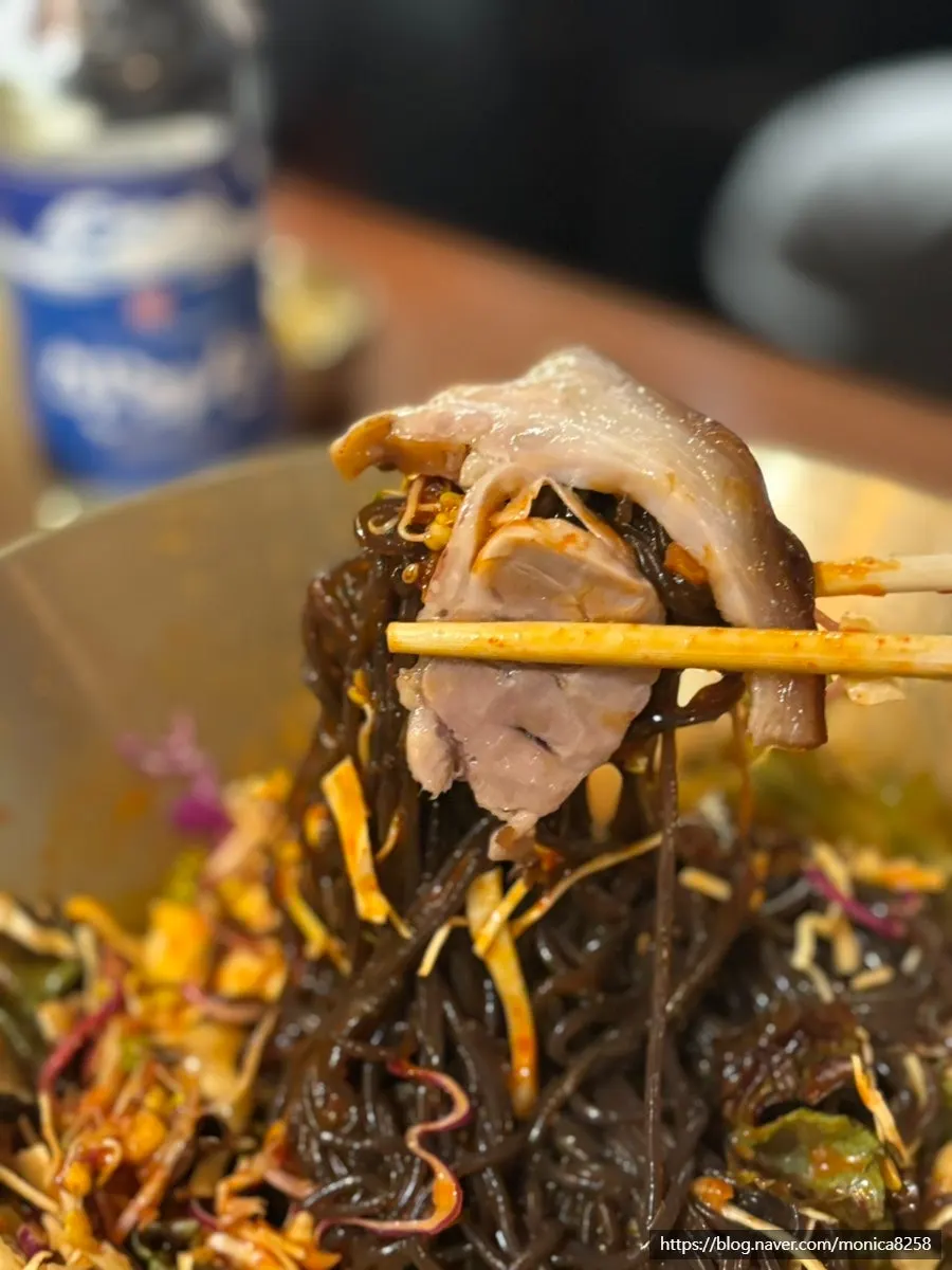 Cold makguksu served with jokbal