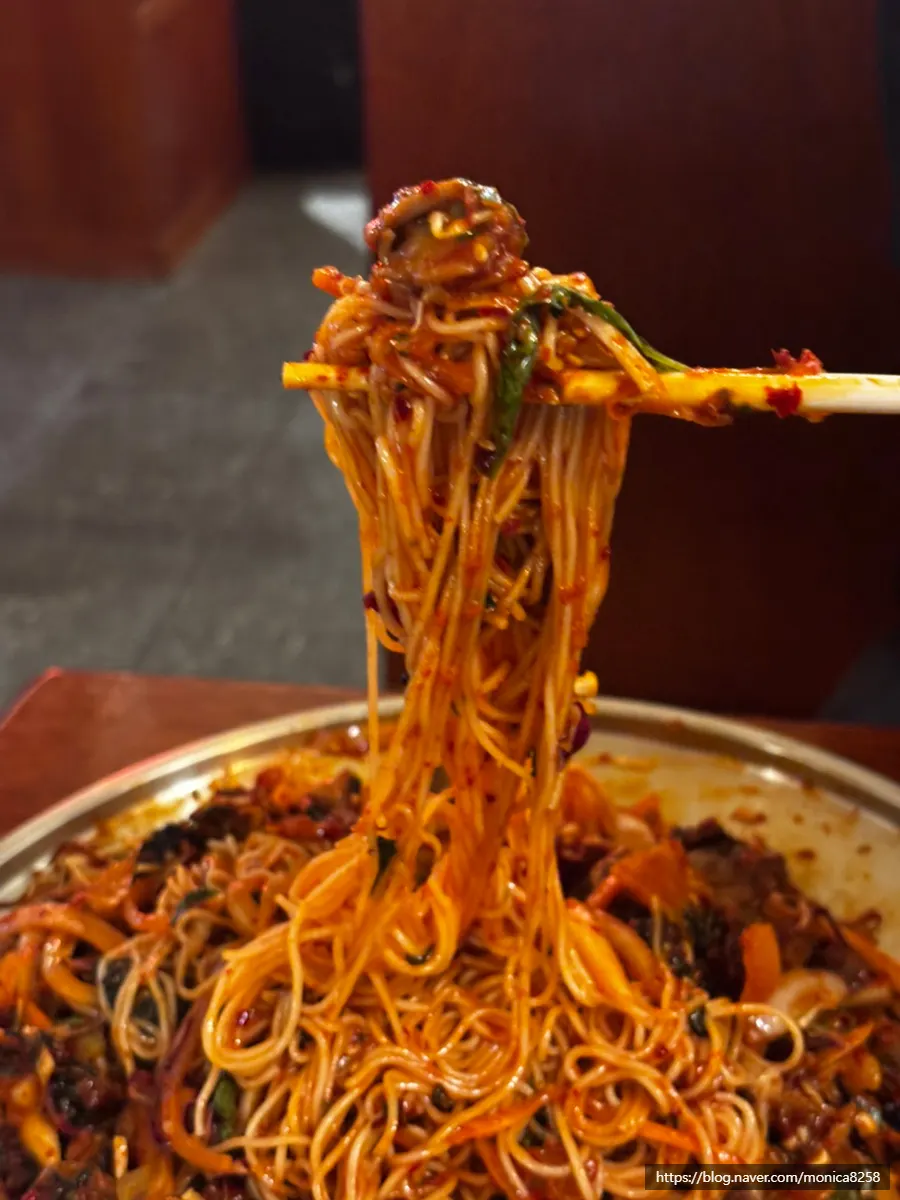 Generous somyeon with cockles