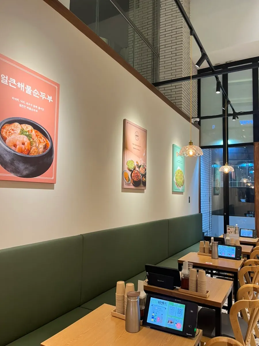 점심시간 전 한산한 매장 좌석