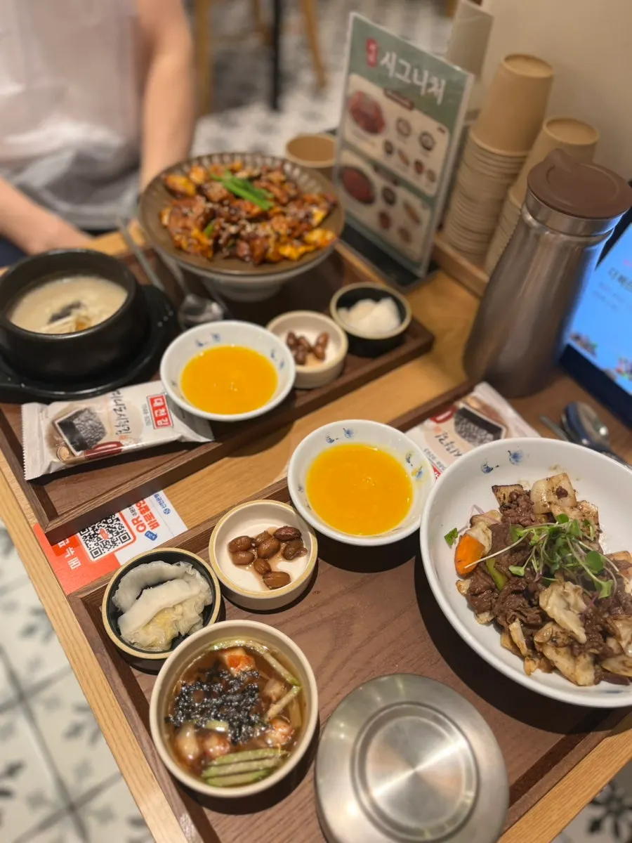 주문 후 빠르게 차려진 정식 두 상