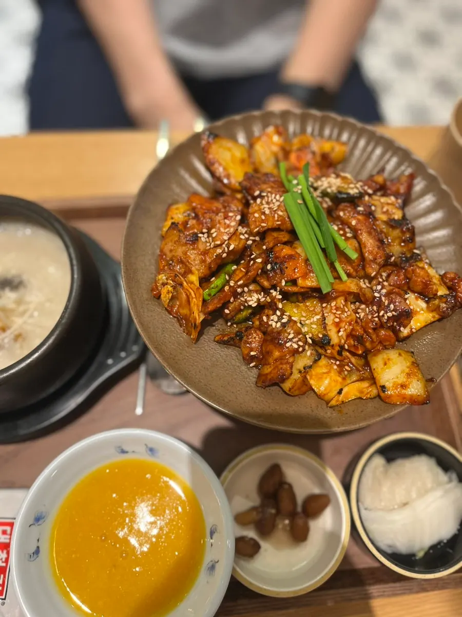 돈볶음 정식 15000원 상차림