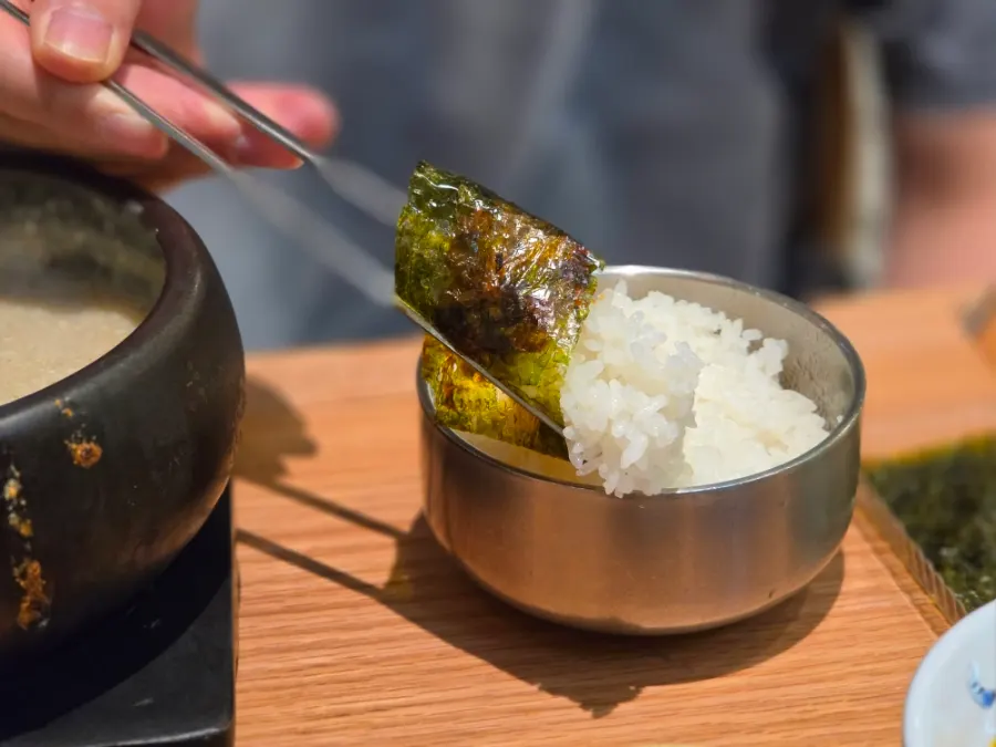 Fluffy rice eaten wrapped in seasoned gim